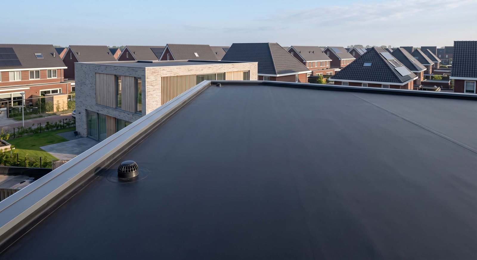 Uitbouw voorzien van EPDM-dakbedekking en isolatie in Leidsche Rijn