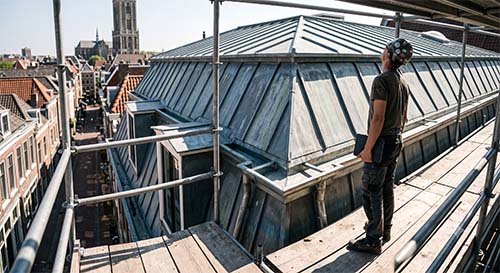 Dakdekker voert een gratis dakinspectie uit op een woning