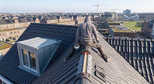 Dakreparatie van beschadigde dakpannen door een dakdekker in Utrecht