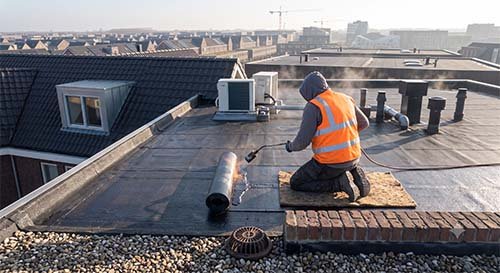 Aanleg van EPDM-dakbedekking op een plat dak